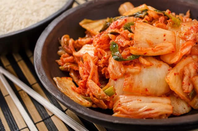 Ile kalorii ma kimchi? Zaskakujące fakty o kaloryczności tego przysmaku Ile kalorii ma kimchi? Zaskakujące fakty o kaloryczności tego przysmaku