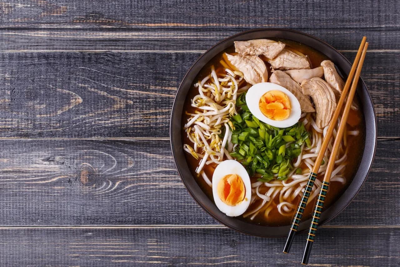 Ramen co to za potrawa? Poznaj sekrety tego japońskiego dania Ramen co to za potrawa? Poznaj sekrety tego japońskiego dania