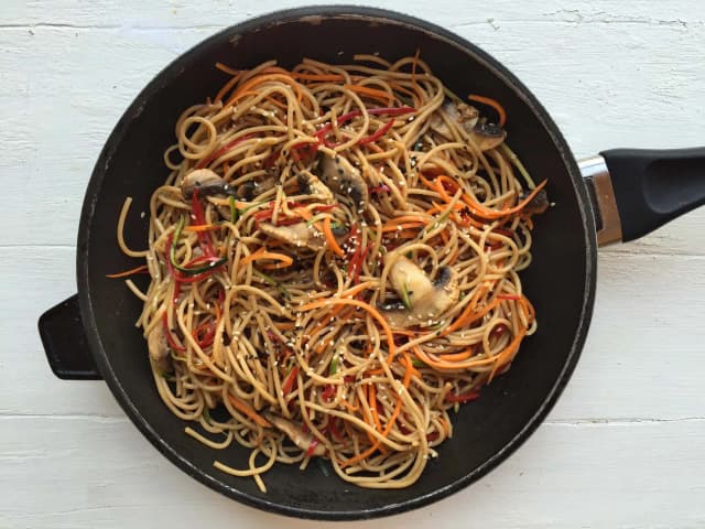 Zamienniki makaronu chow mein, które uratują Twoje dania Zamienniki makaronu chow mein, które uratują Twoje dania