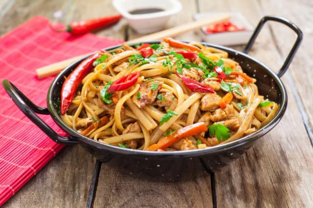 Jak ugotować makaron chow mein - proste przepisy, które zaskoczą Jak ugotować makaron chow mein - proste przepisy, które zaskoczą