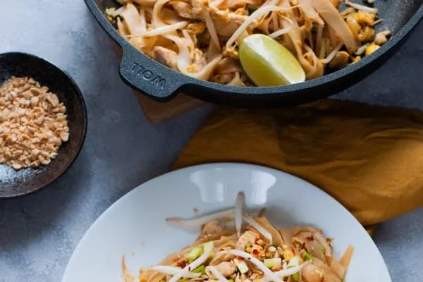 Jak zrobić pad thai z kurczakiem - prosty przepis na pyszne danie Jak zrobić pad thai z kurczakiem - prosty przepis na pyszne danie