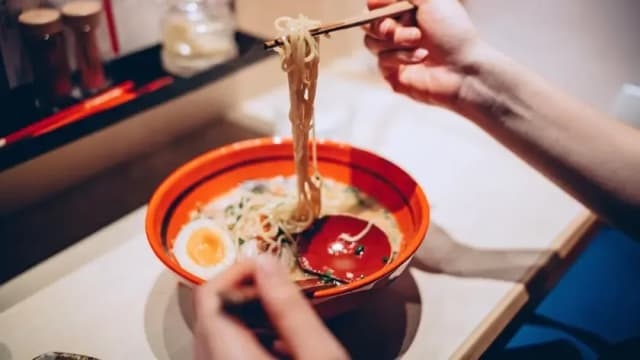 Czy można jeść ramen w ciąży? Bezpieczne składniki i porady Czy można jeść ramen w ciąży? Bezpieczne składniki i porady