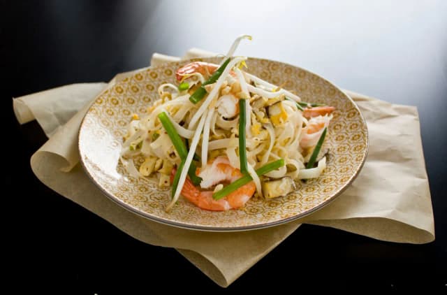 Ile kalorii ma pad thai? Zaskakujące fakty o kaloryczności dania Ile kalorii ma pad thai? Zaskakujące fakty o kaloryczności dania