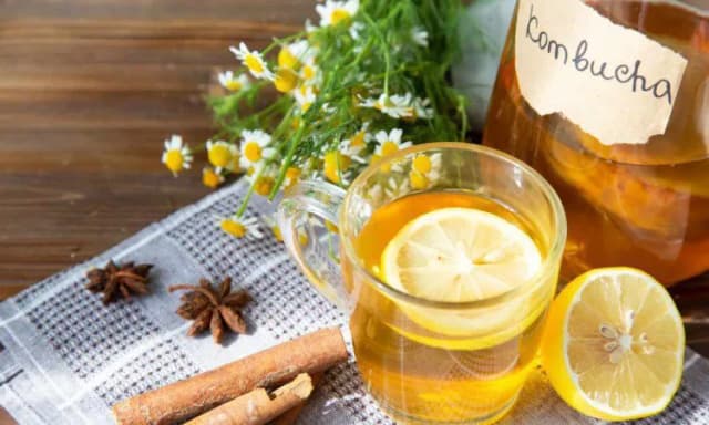 Kombucha co to? Odkryj skład, korzyści i ryzyko picia tego napoju Kombucha co to? Odkryj skład, korzyści i ryzyko picia tego napoju