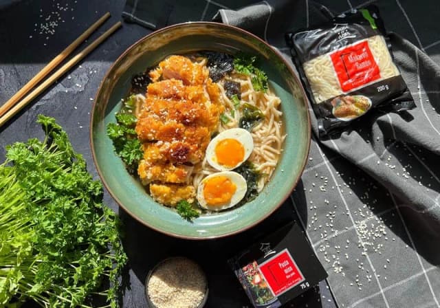 Jak zrobić ramen z kurczakiem - prosty przepis na pyszne danie Jak zrobić ramen z kurczakiem - prosty przepis na pyszne danie
