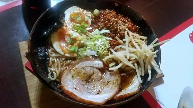 Ile kosztuje ramen w Polsce? Ceny w restauracjach, które zaskoczą Ile kosztuje ramen w Polsce? Ceny w restauracjach, które zaskoczą