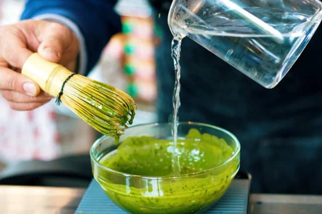 Ile kofeiny ma matcha? Zaskakujące porównanie z kawą i herbatą Ile kofeiny ma matcha? Zaskakujące porównanie z kawą i herbatą