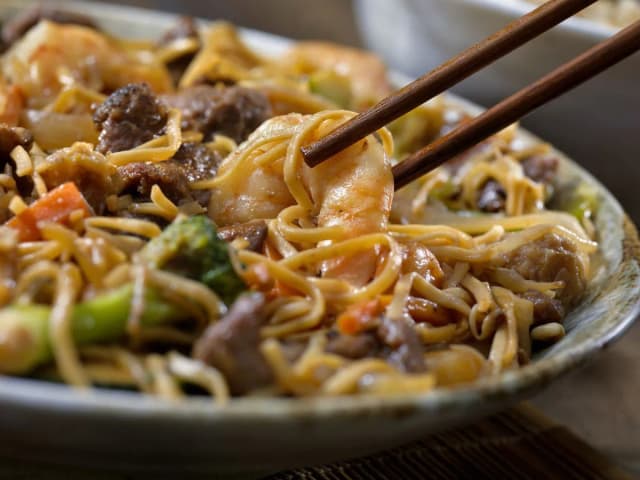 Makaron chow mein z czym jeść: najlepsze dodatki, które zaskoczą Makaron chow mein z czym jeść: najlepsze dodatki, które zaskoczą